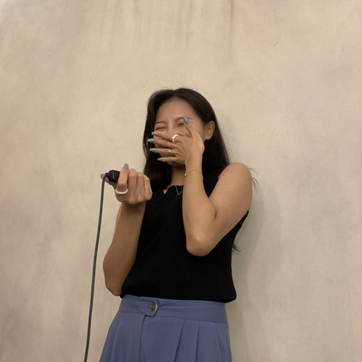 흑백 셀프 사진관 ‘퍼스트룩 스튜디오’