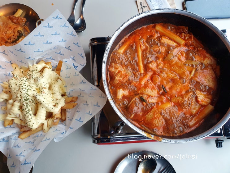  커먼그라운드 건대 떡볶이 맛집 사이드쇼 차돌박이 떡볶이, 버터갈릭감자튀김, 볶음밥 굿