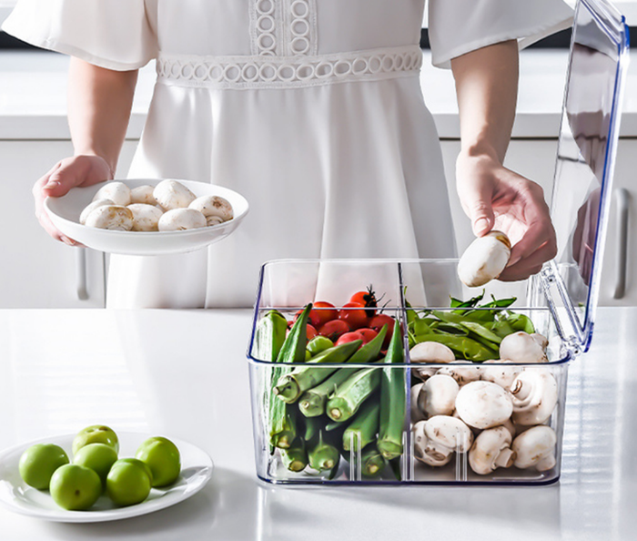 냉장고 속 과일 야채를 투명 칸막이 보관 용기로 깔끔하게 정리해요.