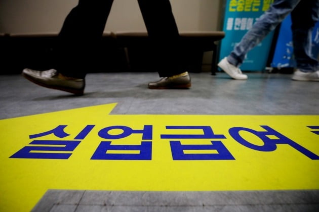 "우리가 낸 보험료로 특고·예술인 실업급여 준다고?" "우리가 낸 보험료로 특고·예술인 실업급여 준다고?"