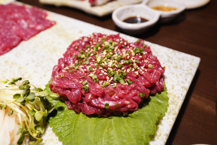  영통육회 맛집 육회한녀석들 / 푸짐한 육회한상에 소주한잔!