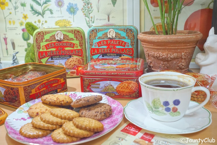 라메르 풀라르(La Mere Poulard) 쿠키와 네스프레소 커피로 프랑스풍 홈카페 즐기기