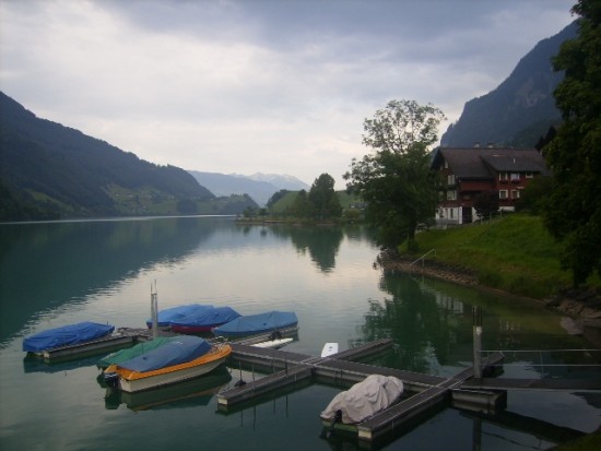 스위스의 시골마을 루게른의 아름다운 호수풍경