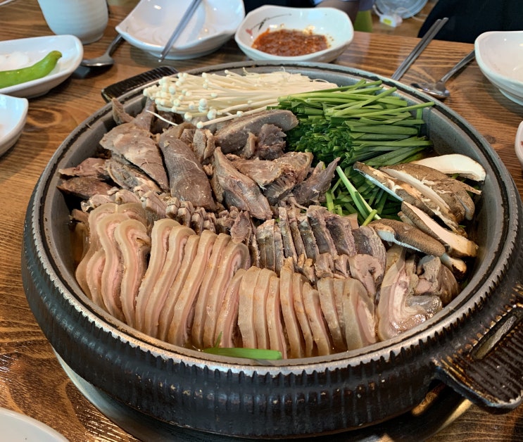  강릉여행 중 뜨끈한 전골한 그릇! 30년 전통의 동궁염소탕