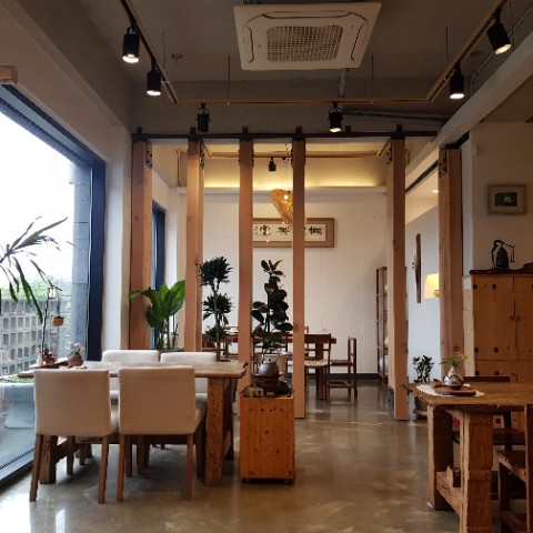  초록비 사이, 경주 아사가차관