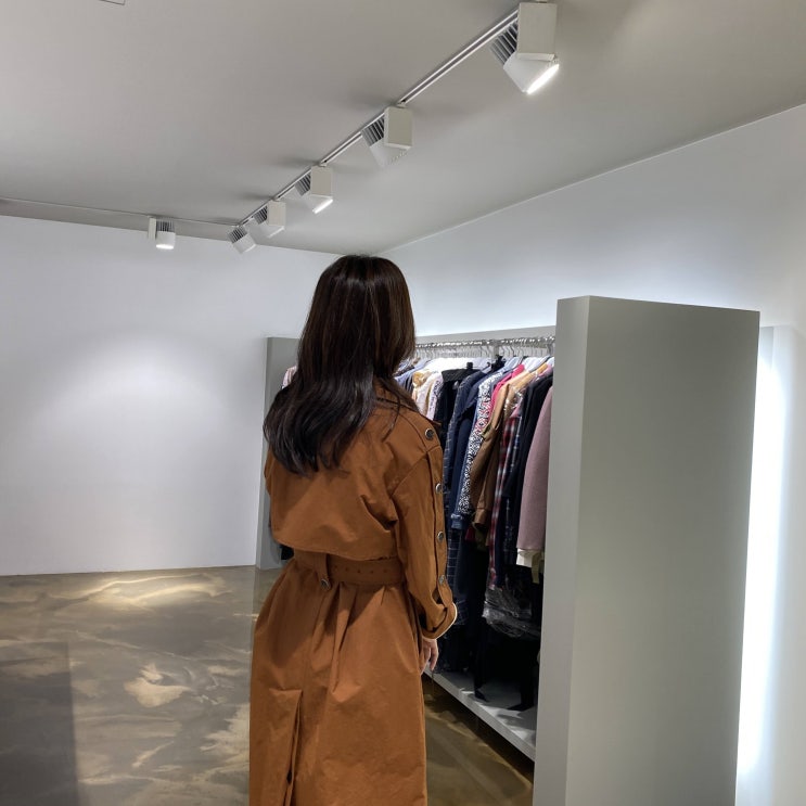  가을가을한 브라운컬러의 트렌치코트 코디활용법