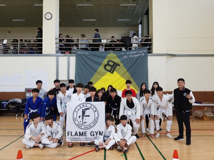  플레임짐은 가족과 같이 행복하게 운동합니다.