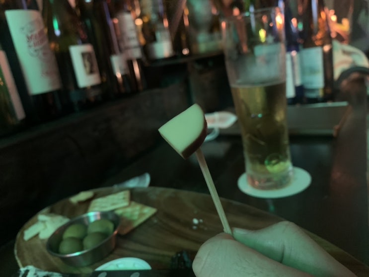  (서울/문래) 여자친구랑 문래창작촌에서 2차로 간단히 시원한 맥주 한잔하기에 좋은 문래 와인바 비바리움에서 맥주랑 치즈한잔 했어요