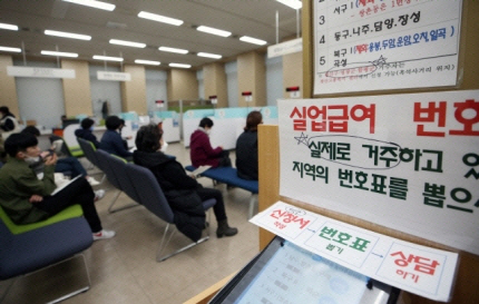 재계 반발에도 고용부 '전 국민 고용보험' 원안대로 재계 반발에도 고용부 '전 국민 고용보험' 원안대로