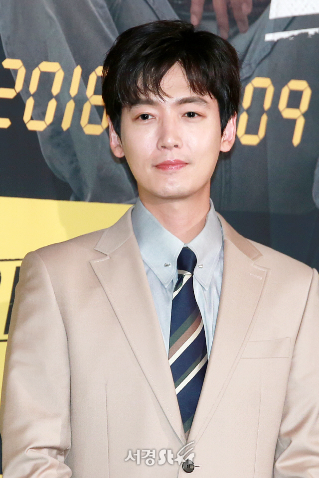  정경호 나이 수영 키 학력 슬의생 배우 열애설 연애 남친 여친 남자 여자 친구 고향 본명 몸무게 혈액형 발사이즈 가족관계 소속사 데뷔 종교 인스타