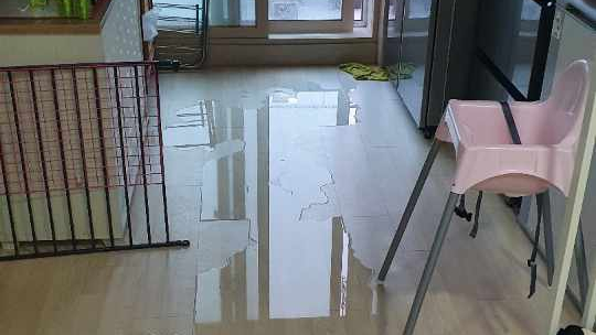장마에 누수된 고벽돌집들이 허다한데, 보수작업을 제대로 할 곳들이 마땅치가 않으니 더 걱정 장마에 누수된 고벽돌집들이 허다한데, 보수작업을 제대로 할 곳들이 마땅치가 않으니 더 걱정