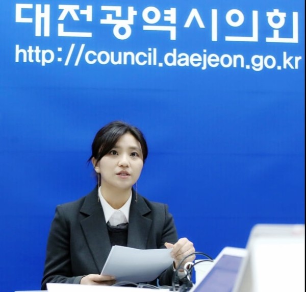  김소연 변호사 나이 남편 직업 결혼 국회의원 학력 경력 고향 가족관계 종교 소속정당 자녀 딸 인스타 페이스북 주소 조국