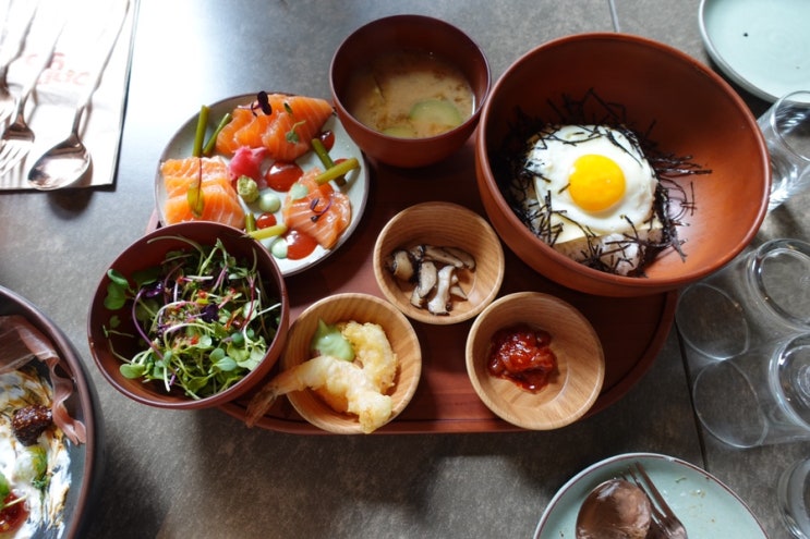  신사역 분위기 넘치는 연어맛집을 찾으신다면?