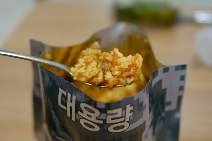 한국 전투식량, 제육비빔밥 고추장형, 파운드 케이크 먹어봄.