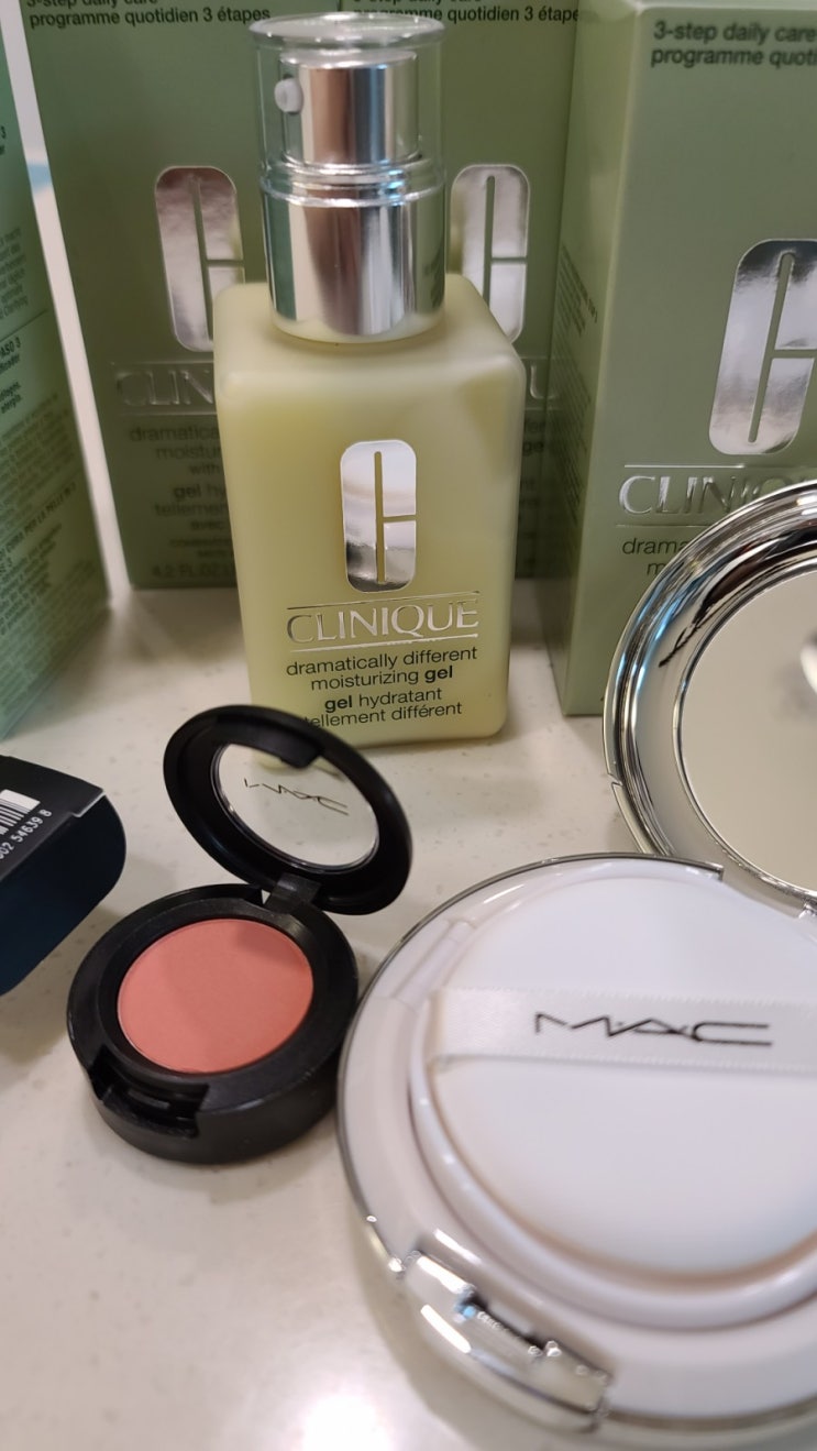  파주신세계프리미엄아울렛 더코스메틱 컴퍼니 스토어50%세일/ MAC  LIGHTFUL C-쿠션, MAC 아이섀도우,CLINIQUE 수분로션 구입