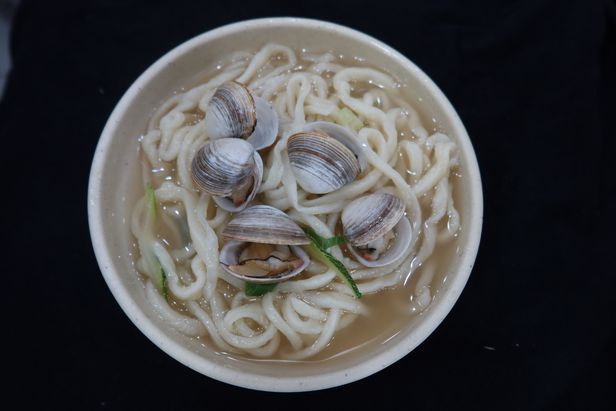  "칼국수의 변신은 끝이 없다 - 이제는 물총 칼국수가 뜬다" - 꿩대신 닭인가? , 닭대신 꿩인가?