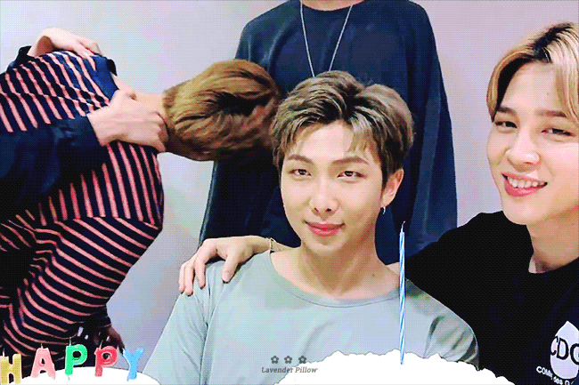 잠 자다말고 알엠 생일 축하해주러 온 방탄소년단 진 잠 자다말고 알엠 생일 축하해주러 온 방탄소년단 진