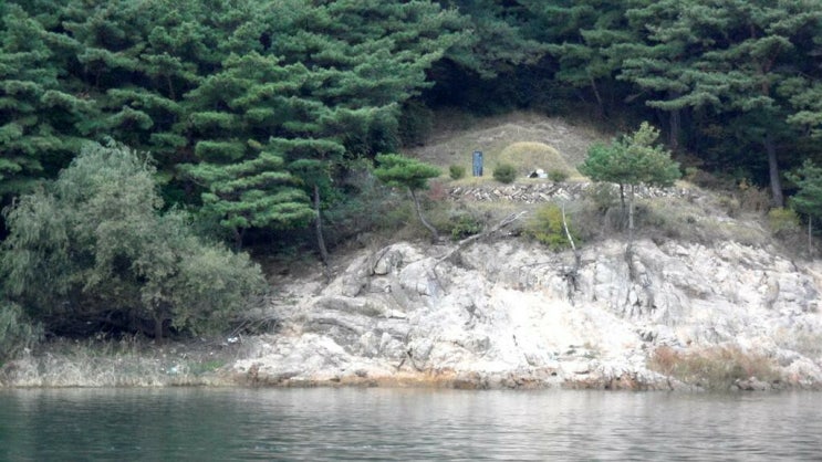  기생 두향과 퇴계 이황 -  지금도 퇴계 종가에서는 두향 묘에 벌초하고 그녀의 넋을 기린다고 한다. 그리고 도산서당에는 지금도 해마다 아름다운 매화가 꽃을 피우고 있다고 한다.