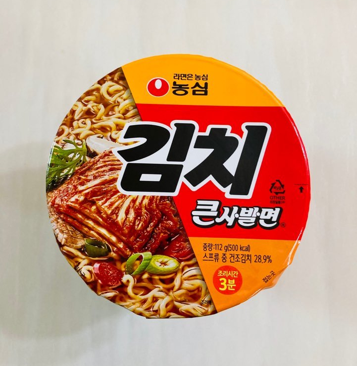  뚜껑 디자인과 영양정보가 변경된 농심 김치 큰사발면