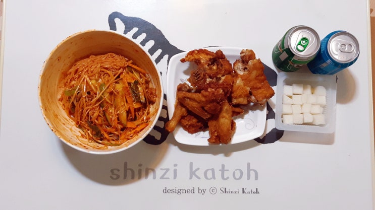 주말의 배달음식은 최애치킨 얼큰한 신통치킨과 골뱅이무침 주말의 배달음식은 최애치킨 얼큰한 신통치킨과 골뱅이무침