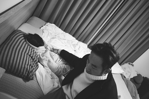 엄태웅, 성매매 논란 5년만에 SNS…윤혜진도 댓글 남겨 _논란 이후 5년 만에 SNS 활동 재개…딸 재우는 모습 공개 엄태웅, 성매매 논란 5년만에 SNS…윤혜진도 댓글 남겨 _논란 이후 5년 만에 SNS 활동 재개…딸 재우는 모습 공개