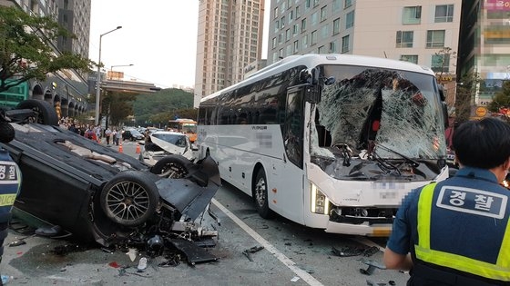 신호 무시하고 질주한 포르쉐…7중 추돌 아수라장 현장_영화처럼 뒤집혀” 과속 도주하던 포르쉐 7중 추돌(종합)