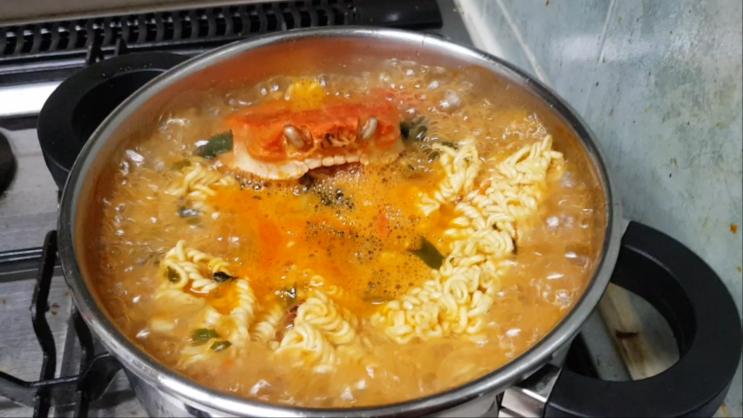 집에서 홍게 라면 끓여 먹기 국물이 끝내주는 레시피 집에서 홍게 라면 끓여 먹기 국물이 끝내주는 레시피