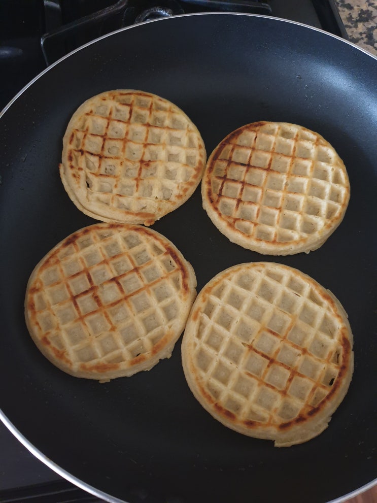 아이들 아침 식사 거르지 마세요. 건강한 음식으로 맛있게 냠냠~~ 와플하고 쥬스로 해결~~