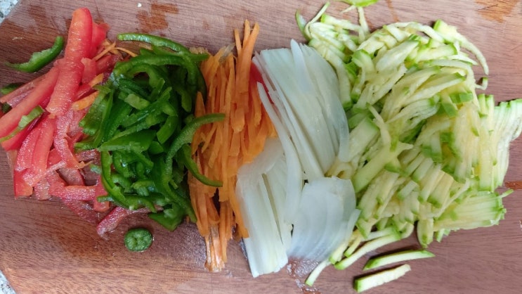 북한식 칼국수는 쪽파를 콩기름에 볶은 육수죠.
