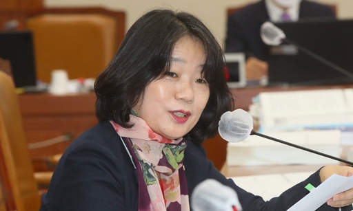 구속면하고 재판간 윤미향..하필 혐의가 '돈' 민주당의고심_“관청 등록 안 된 계좌로 43억 모금… 치매할머니도 속였다” 구속면하고 재판간 윤미향..하필 혐의가 '돈' 민주당의고심_“관청 등록 안 된 계좌로 43억 모금… 치매할머니도 속였다”