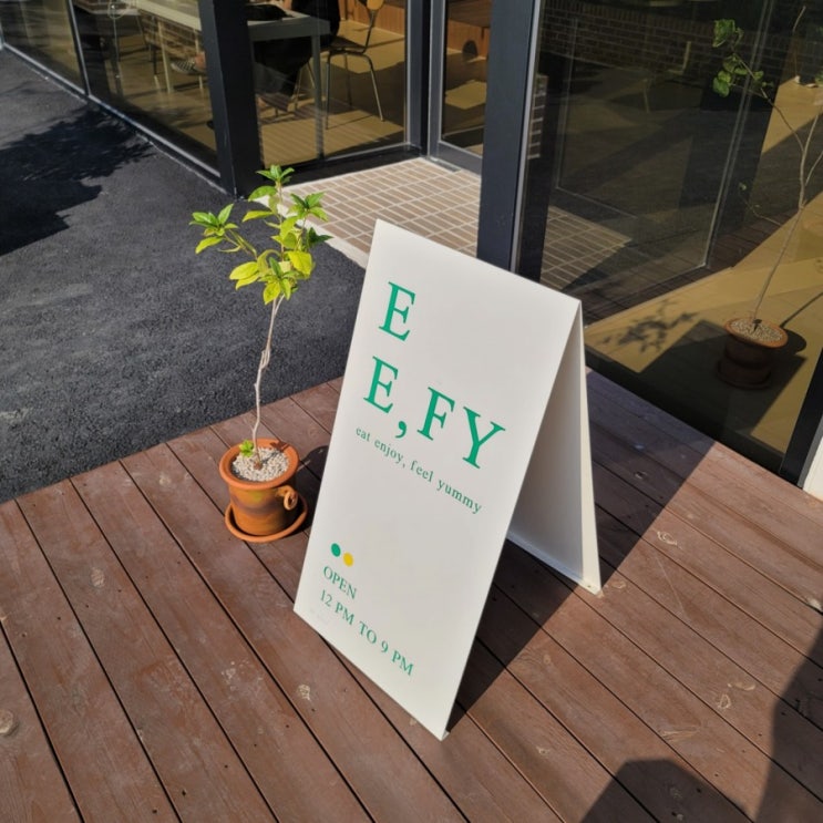  보통리 저수지 카페 EE,FY | 크로플 맛집 | 나만 알고 싶은 화성 숨은 카페