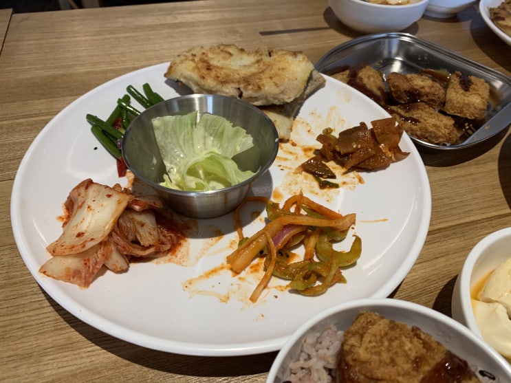  먹다보니 점점 사라지는 반찬들..