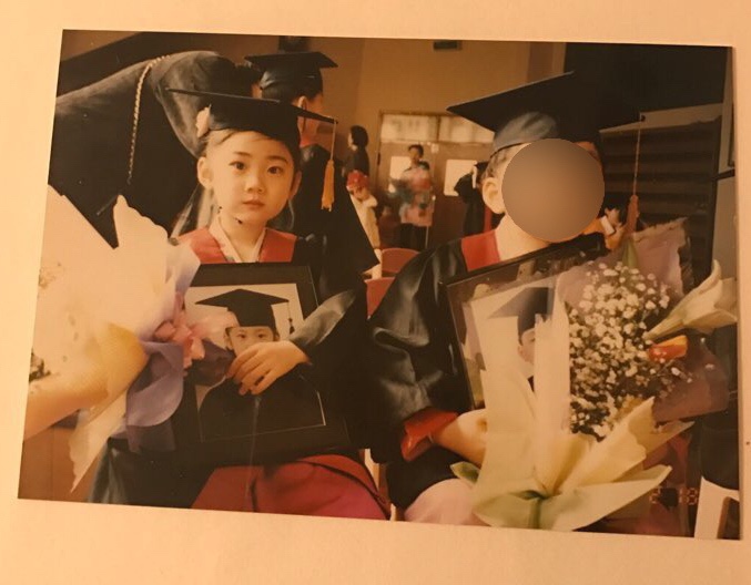  방 정리하다가 발견한 추억의 앨범! 다들 있으시죠? 귀염 뽀짝한 어릴 적 사진이 있다면 보여주실래요?