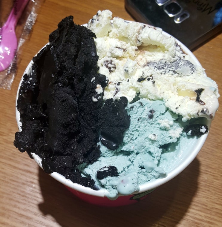 [배스킨라빈스 31]피스타치오 아몬드 봉봉봉, 블랙소르베의 파인트와 아이스크림케이크