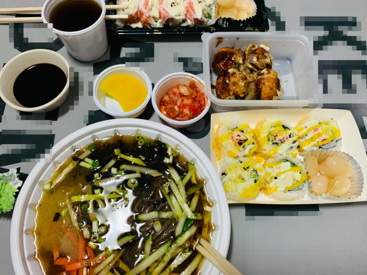  연어롤 캘리포니아롤 모밀 타코야끼 왜케 맛있지?