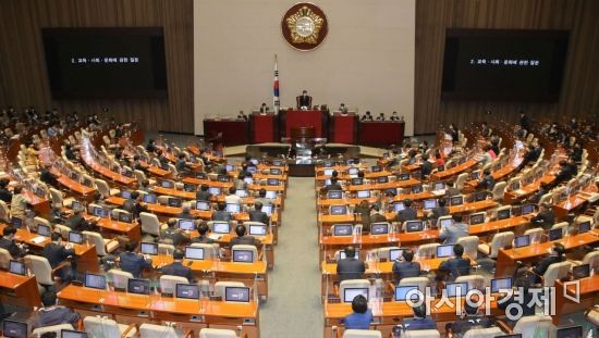 與 "보험료 카드납 거부 땐 처벌"…보험사 "경영권 침해"(종합) 與 "보험료 카드납 거부 땐 처벌"…보험사 "경영권 침해"(종합)