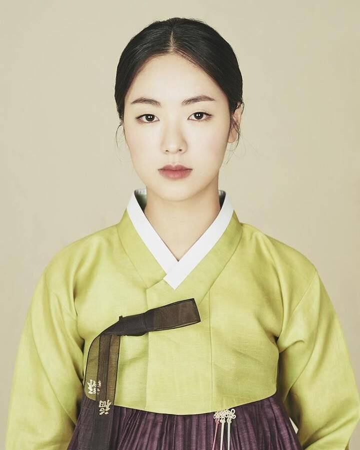 한복 화보가 조선시대 인물화 느낌나서 개인적으로 감탄한 배우 전여빈