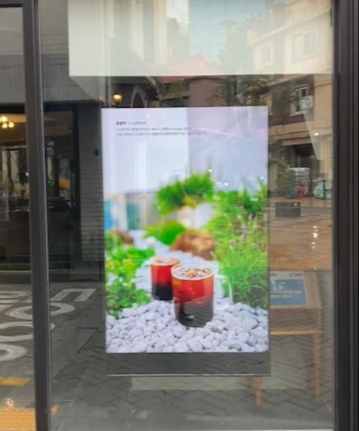  을지로 카페 65인치 전자게시판으로 영상과이미지  건물홍보