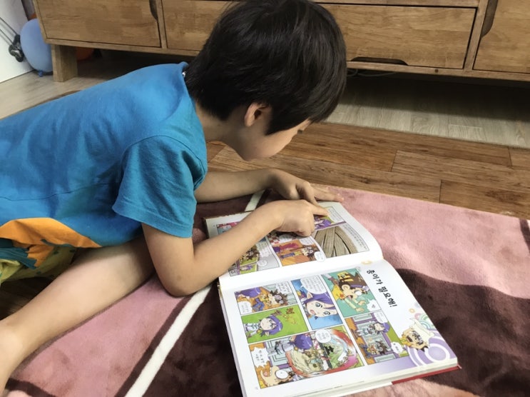  초등학생 why책을 읽기 시작했어요.