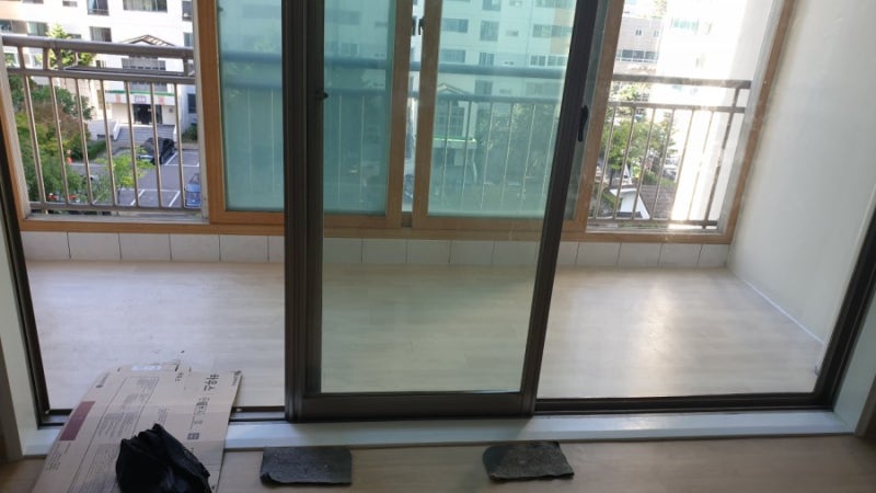 경기도 시흥시 은행로149번길 3 성원 아파트에 두꺼비 샤시수리가 샤시수리 롤러교체 다녀 왔어요.