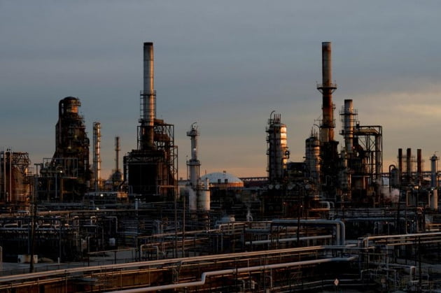 "석유 수요 회복 요원" 정유시설 닫는 석유기업 늘었다