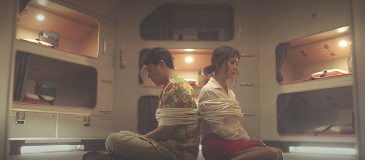 북한 특수부대 출신이 영천시장에서 꽈배기팔다 비행기 납치를 막게된 이야기.  영화 오케이마담