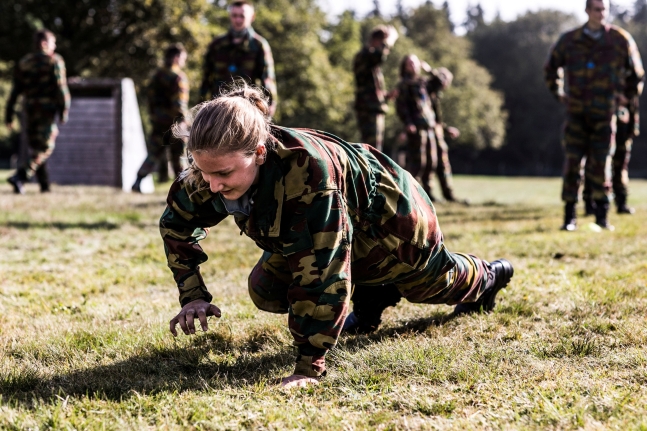 벨기에 군대에 ‘공주 특혜’는 없다…진흙탕 뒹굴며 훈련 받는 차기 여왕