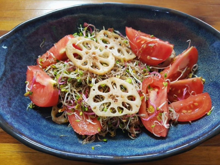  산뜻하게 입맛 돋구는 새싹연근샐러드