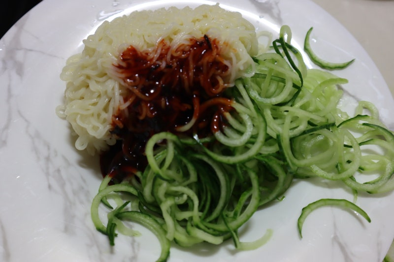 콩콩스파이럴라이저 채소 슬라이서- 비빔면을 더 맛있게 먹는 방법!
