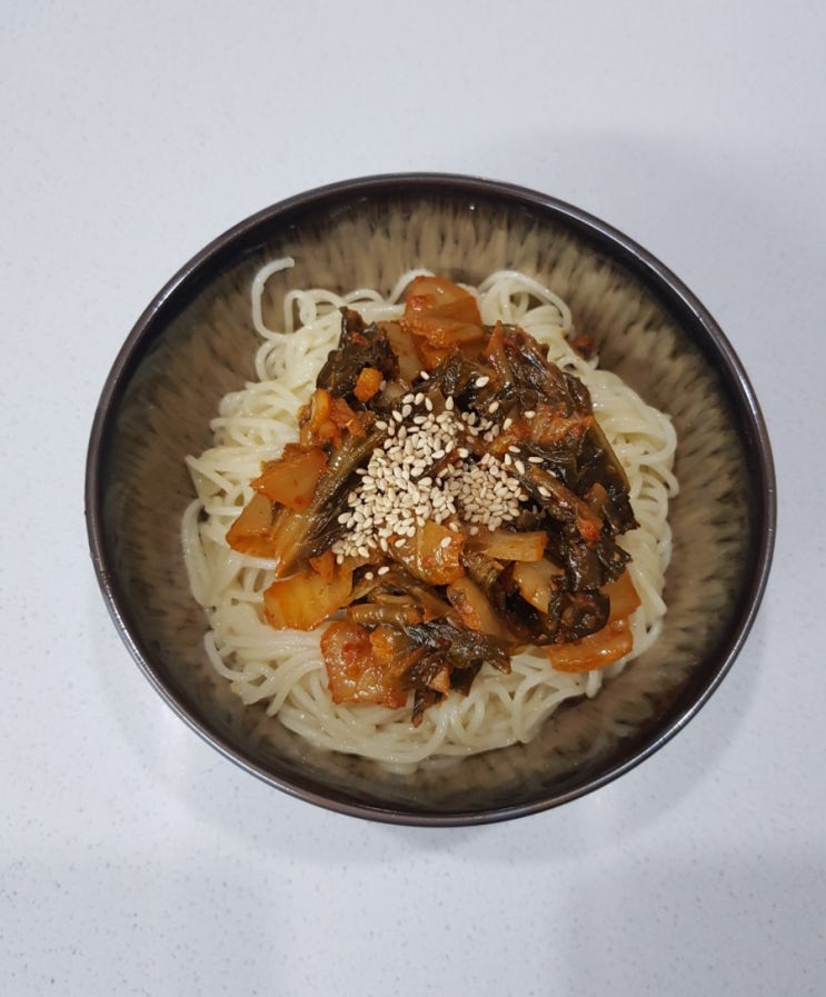  간장비빔국수, 김치 고명 얹기