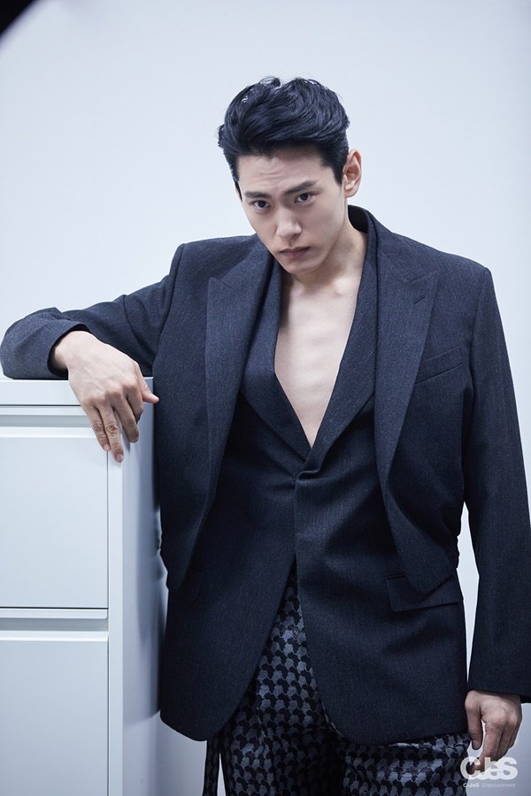 유태오 나이 부인 아내 와이프 직업 미술 사진 작가 니키리 결혼 자녀 인스타 근황 키 학력 고향 국적 몸무게 가족관계 본명 소속사 데뷔 드라마 영화 출연작