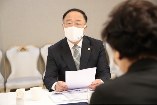 홍남기 "서울 아파트값 상승 멈춰…전세가도 9월들어 둔화" 홍남기 "서울 아파트값 상승 멈춰…전세가도 9월들어 둔화"