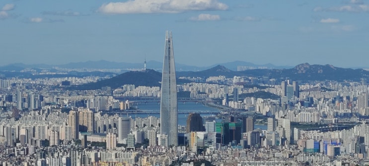 남한산성 아래 서울 도시 풍경 마주한 북한산 인수봉 남한산성 아래 서울 도시 풍경 마주한 북한산 인수봉