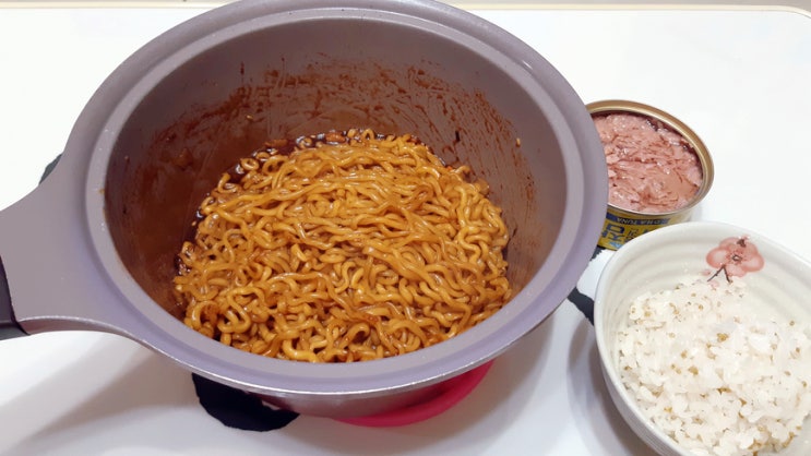불닭짜장 또는 불닭 짜파게티 - 야식 feat. 내일아침 2kg 체중증가는 와따시가 주는 선물이라구~ 불닭짜장 또는 불닭 짜파게티 - 야식 feat. 내일아침 2kg 체중증가는 와따시가 주는 선물이라구~